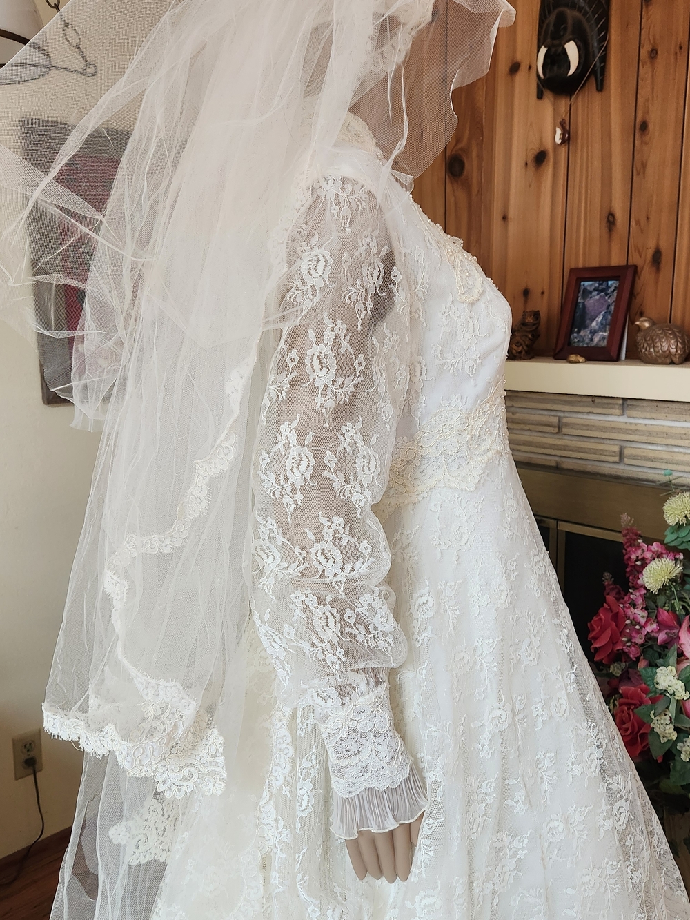 Rare 1960s Victorian Lace Wedding Set: Rose Detail Hat, Veil & Bustled Gown - Picture 6 of 16